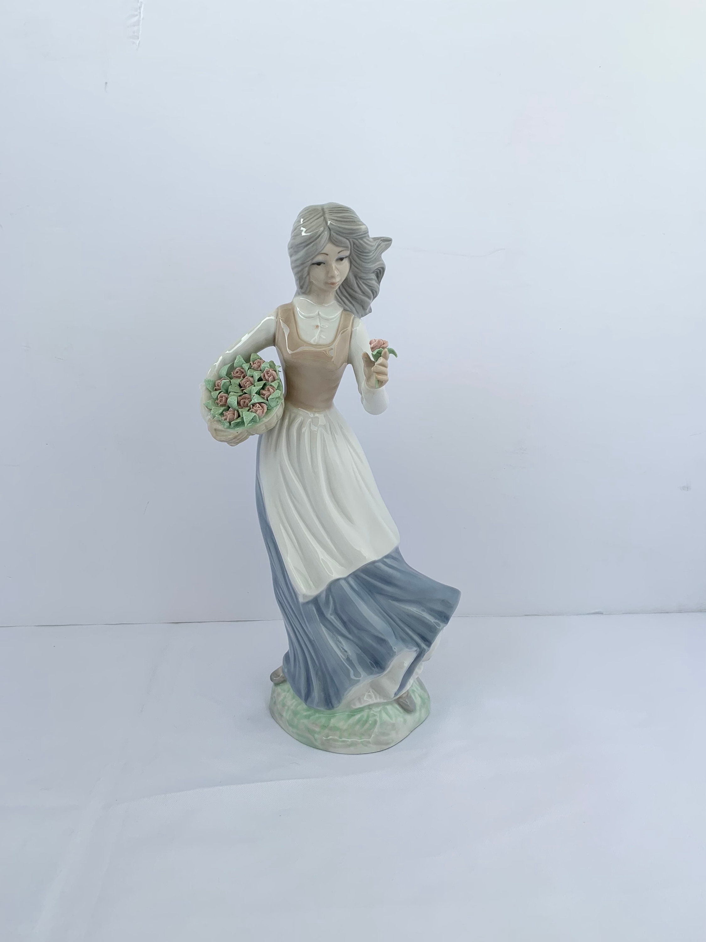 Official Lladró Porcelain Figurine Fragrant Bouquet Girl, Lladró