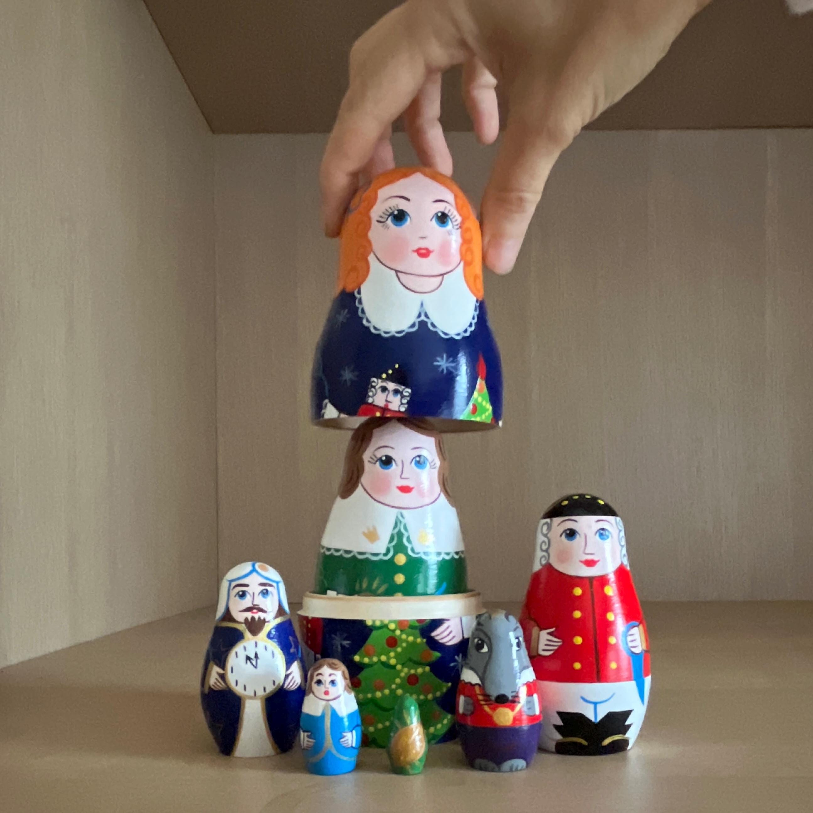 手描きくるみ割り人形のマトリョーシカ人形：7点セットのクリスマス 