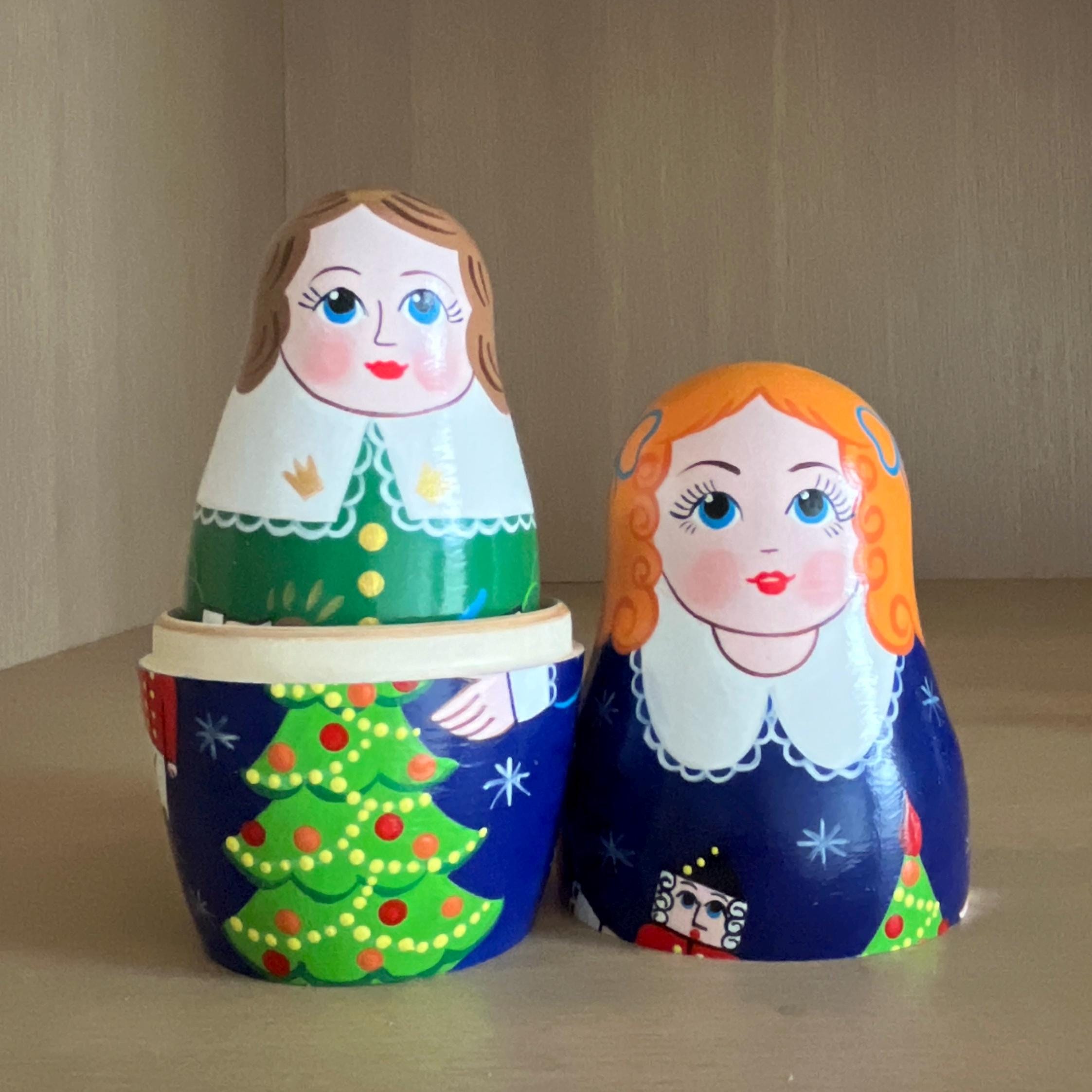 手描きくるみ割り人形のマトリョーシカ人形：7点セットのクリスマス 