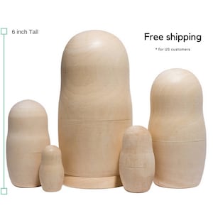 Op de afbeelding: Set van vijf onafgewerkte houten in elkaar passende poppen, ook wel Russische Matroesjka-poppen genoemd. De grootste pop is 15,24 cm hoog.