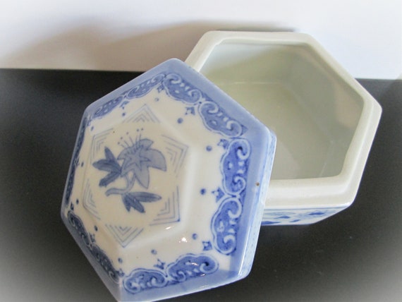 Vintage Chinese Porcelain Lotus Trinket Box - image 4