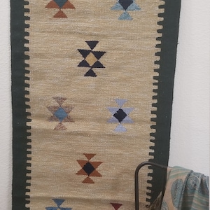 Tapete egípcio de lã artesanal de aproximadamente 55 polegadas por 27 polegadas ou 140 cm por 68 cm