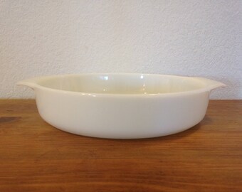 Anchor Hocking Milk Glass Dish 9 in 1.5 QT 429