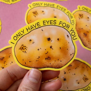 Puede incluir: Una pegatina amarilla con una ilustración de dibujos animados de una patata y el texto "I only have eyes for you".