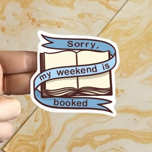 Vinylsticker Mijn weekend is geboekt | Leuke esthetische boekenliefhebber laptopsticker