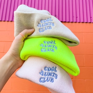 クール・アンツ・クラブの刺繍入りビーニー | カラフルでキュート、美しく楽しいおばさんアクセサリー、パステルカラーのカフ付きニット、トレンディなレディース用暖かい帽子