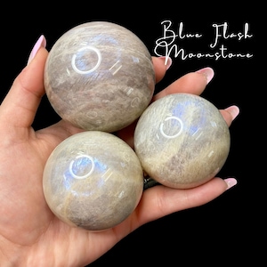 ブルーフラッシュムーンストーンスフィア - 直径2.2インチのムーンストーンスフィア - ロシア産ムーンストーン