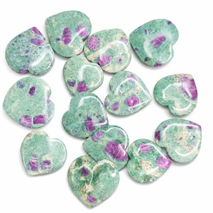 Può includere: Una collezione di pietre a forma di cuore nei toni del verde e del rosa. Le pietre hanno un aspetto screziato, con le aree rosa che appaiono come inclusioni nel verde. I cuori sono disposti su una superficie bianca.