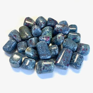 Ruby in Kyanite, Ruby Kyanite Tumble, Tumbled Ruby Kyanite, UV Ruby Kyanite, T-16