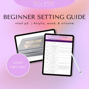 Puede incluir: Una guía digital titulada "BEGINNER SETTING GUIDE" para el cortador láser xtool p2, que se muestra en una tableta. La guía incluye configuraciones para acrílico, madera y silicona. Una segunda tableta muestra un cortador láser. Un lápiz óptico descansa en la pantalla.
