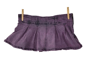 Prawie słynna mini spódniczka z jeansu w stylu vintage, rozmiar XL, zapinana na zamek, w kolorze grunge, fioletowa, z motywem vintage