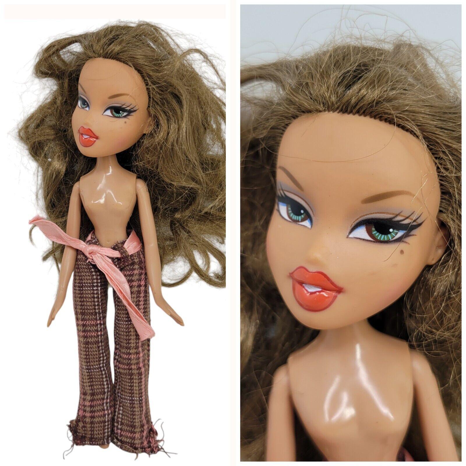 2005 MGA Bratz Sportz Slammin' Soccer! Yasmin Doll Brown Hair Green Eyes