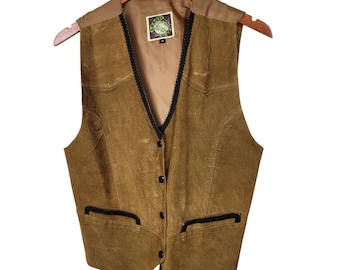 Op de afbeelding: Een bruin suède vest met een V-hals, vier zwarte knopen en twee voorzakken met zwarte randen. De binnenkant is gevoerd met beige stof en bevat een label met de tekst "LEARS" in een groen en wit cirkelvormig ontwerp.