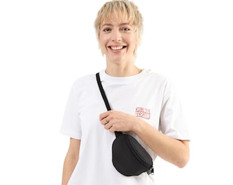 Black mini bum bag made of robust ripstop material: vegan & hand-sewn in Berlin, unisex for women, men, children. Versatile to wear.