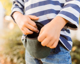 Grüne Cord Mini-Bauchtasche: Vegan und Handgenäht in Berlin. Unisex, ideal als Hipbag, Umhängetasche. Stilvoll & praktisch für jeden Anlass.