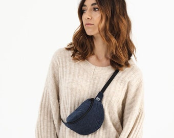 Mini bum bag dark blue corduroy: compact, robust & vegan. Perfect for children and adults, versatile, hand-sewn in Berlin.