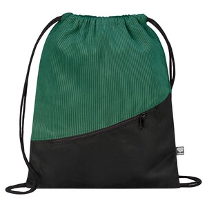 Könnte beinhalten: Eine grüne Cord-Rucksacktasche mit einer schwarzen Reißverschlusstasche und einem schwarzen Kordelzug. Die Tasche hat ein kleines Logo in der unteren rechten Ecke.