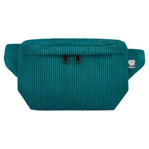 Könnte beinhalten: Eine blaue Cord-Bauchtasche in Teal mit schwarzen Reißverschluss-Zügen und einem kleinen Logo-Patch mit der Aufschrift "FREAKLIN".
