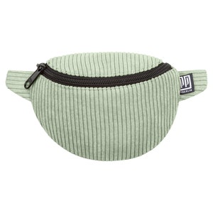 Mini sac banane en velours côtelé menthe : végétalien et cousu à la main à Berlin. Unisexe, élégant et polyvalent comme sac à bandoulière pour femmes, hommes et enfants.