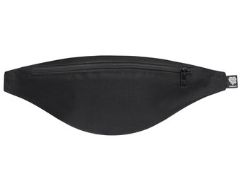 Slim black bum bag made from recycled ocean plastic, handmade in Berlin. Water-repellent, robust, vegan. Perfect for every occasion.