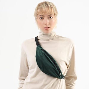 Bauchtasche Samt grün schmal vegan made in Berlin Gürteltasche Damen Herren Crossbody Hipbag 2 Fächer