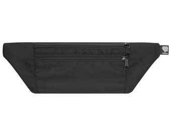 Flache schwarze Bauchtasche aus recyceltem Meeresplastik, handmade in Berlin. Wasserabweisend, robust, vegan. Perfekt für jede Gelegenheit.