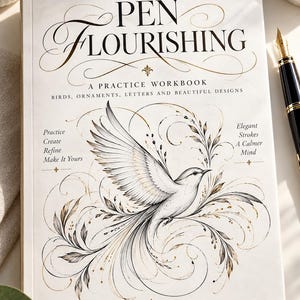 Op de afbeelding: Een wit oefenboek getiteld The Art of Pen Flourishing met een centrale illustratie van een vogel omringd door gouden en zwarte kalligrafische krullen. De kaft bevat de tekst Birds, Ornaments, Letters and Beautiful Designs.