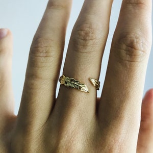 Anillo de plumas de plata de ley chapado en oro para mujer, anillo ajustable