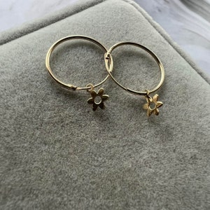 Florale Raffinesse: 9 Karat Gelbgold Schläfer mit Blumen Anhänger, Geschenk für Sie