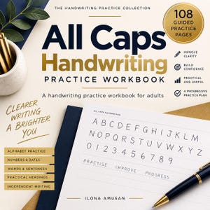 Könnte beinhalten: Das All Caps Handwriting Practice Workbook für Erwachsene enthält 108 geführte Übungsseiten. Das Cover zeigt den Titel in dunkelblauem und goldenem Text sowie eine Beispielseite mit dem Alphabet, Zahlen und den Wörtern PRACTISE, IMPROVE, PROGRESS.