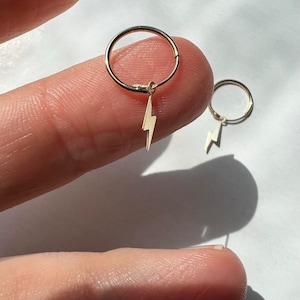 Elektrisierende Kante: 9 Karat Gelbgold Schläfer mit hängendem Blitz Anhänger für Männer, unisex