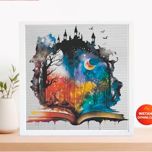 Puede incluir: Un patrón de punto de cruz enmarcado que presenta un libro abierto con un paisaje de fantasía colorido. La escena incluye un castillo, árboles, una luna creciente y pájaros. Se ven las palabras "PDF PATTERN" y "CROSS STITCH PATTERN".