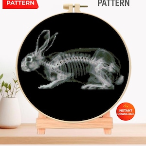 Kreuzstichmuster „Röntgen-Kaninchen“ (PDF), Stickvorlage für ein anatomisches Hasenskelett, Veterinärkunst, Stickerei zum Thema „Dunkle Biologie“, Download