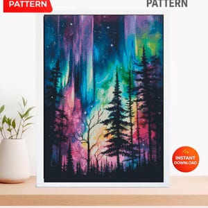 Könnte beinhalten: Ein gerahmtes Kreuzstichmuster mit einer lebendigen Darstellung der Nordlichter über einem Wald. Das Kunstwerk zeigt eine farbenfrohe Darstellung von Lila, Blau, Grün und Rosa, mit silhouettierten Bäumen im Vordergrund. Der Text "PDF PATTERN" und "CROSS STITCH PATTERN" sind sichtbar.