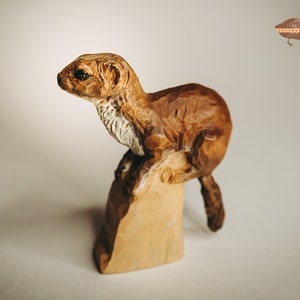 Figura de comadreja tallada a mano, animales salvajes únicos y detallados, esculturas de madera hechas a mano, arte para la decoración del hogar, ideas de regalo para amantes de la naturaleza.