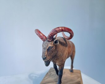 木彫り　羊　ヤギ　彫刻　オブジェ　置物　インテリア　工芸品　美術品　A2511 手彫りの木製ヤギの彫刻、銅製の角、精巧な野生動物アート、素朴な