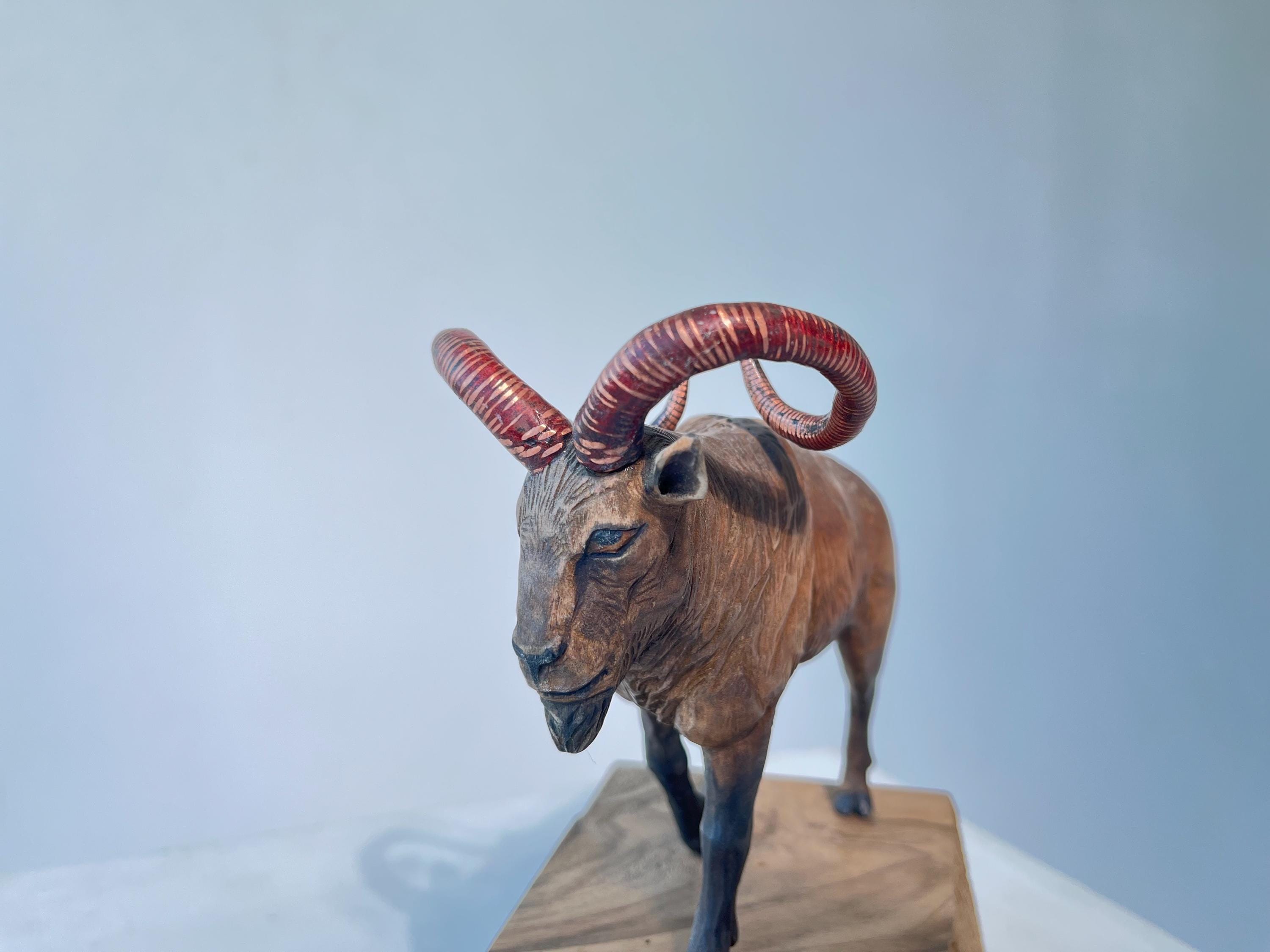 手彫りの木製ヤギの彫刻、銅製の角、精巧な野生動物アート、素朴な
