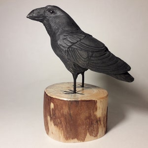 Hand-Carved Wooden Raven Sculpture: Lifelike Bird Art