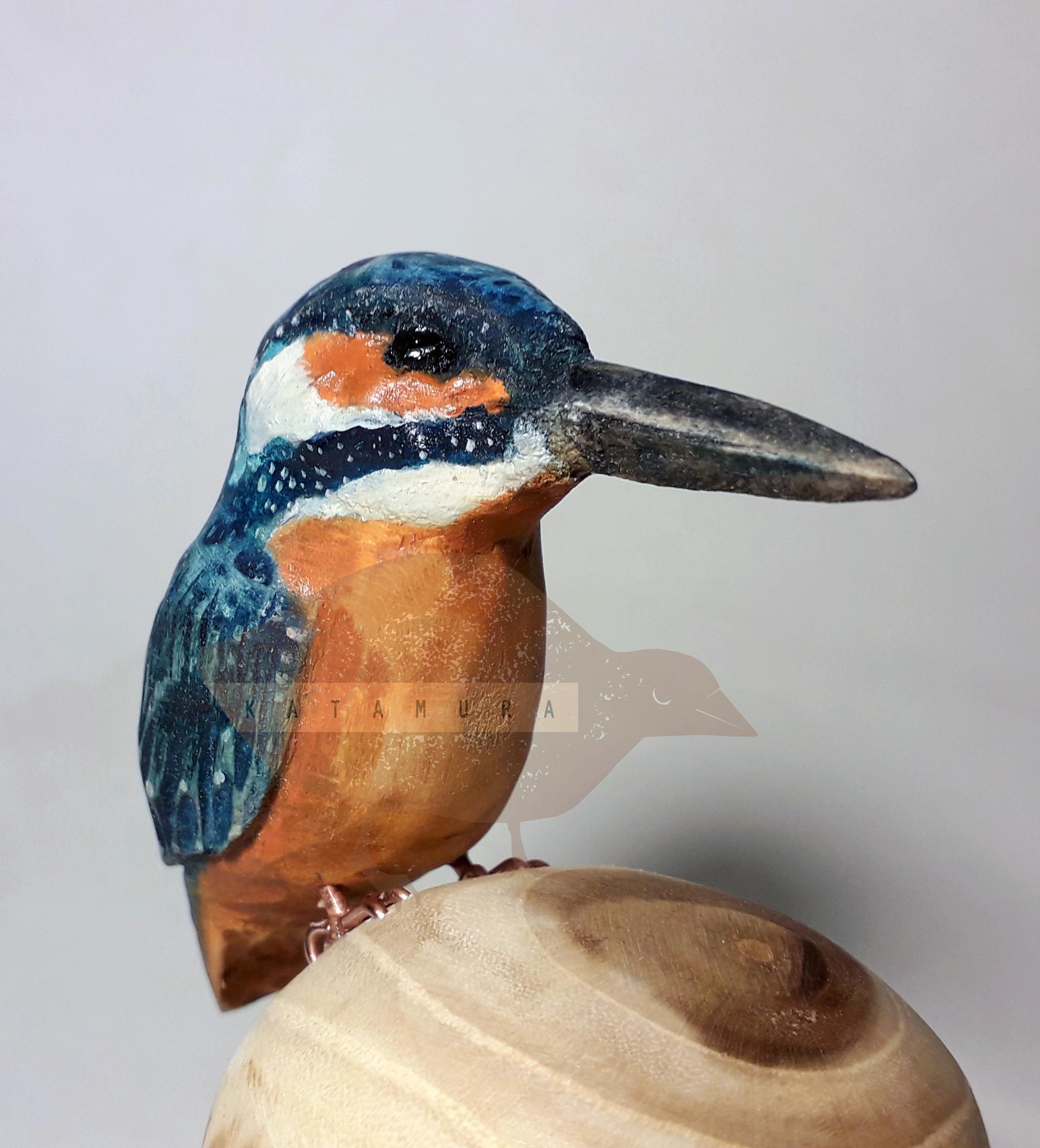 手彫りのカワセミの彫刻、木製の鳥の置物、青い鳥のアートワーク