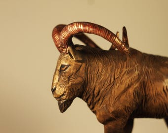 手彫りの木製ヤギの彫刻、銅製の角、精巧な野生動物アート、素朴な