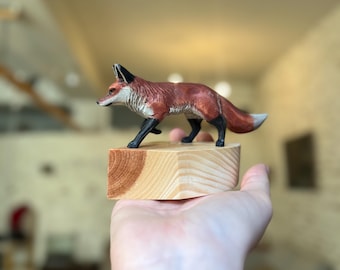 手彫りのアカギツネの彫刻、木製の動物の置物、動物コレクション、動物