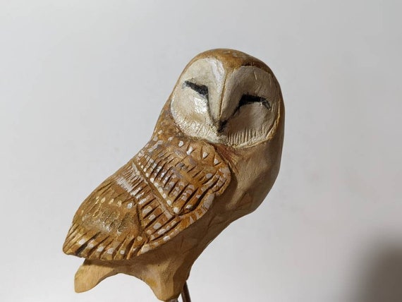 手彫りの木製メンフクロウの彫刻、素朴な鳥のアート、水彩画風のホーム