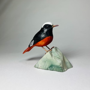 手彫りの木製アカオノビタキの置物、リアルな野生動物の彫刻、素朴な木製アート装飾