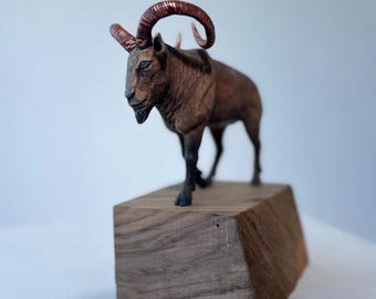 手彫りの木製ヤギの彫刻、銅製の角、精巧な野生動物アート、素朴な