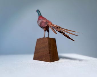 手彫りのキジの彫刻、精巧な鳥の置物、銅製の尾、野生動物のアート