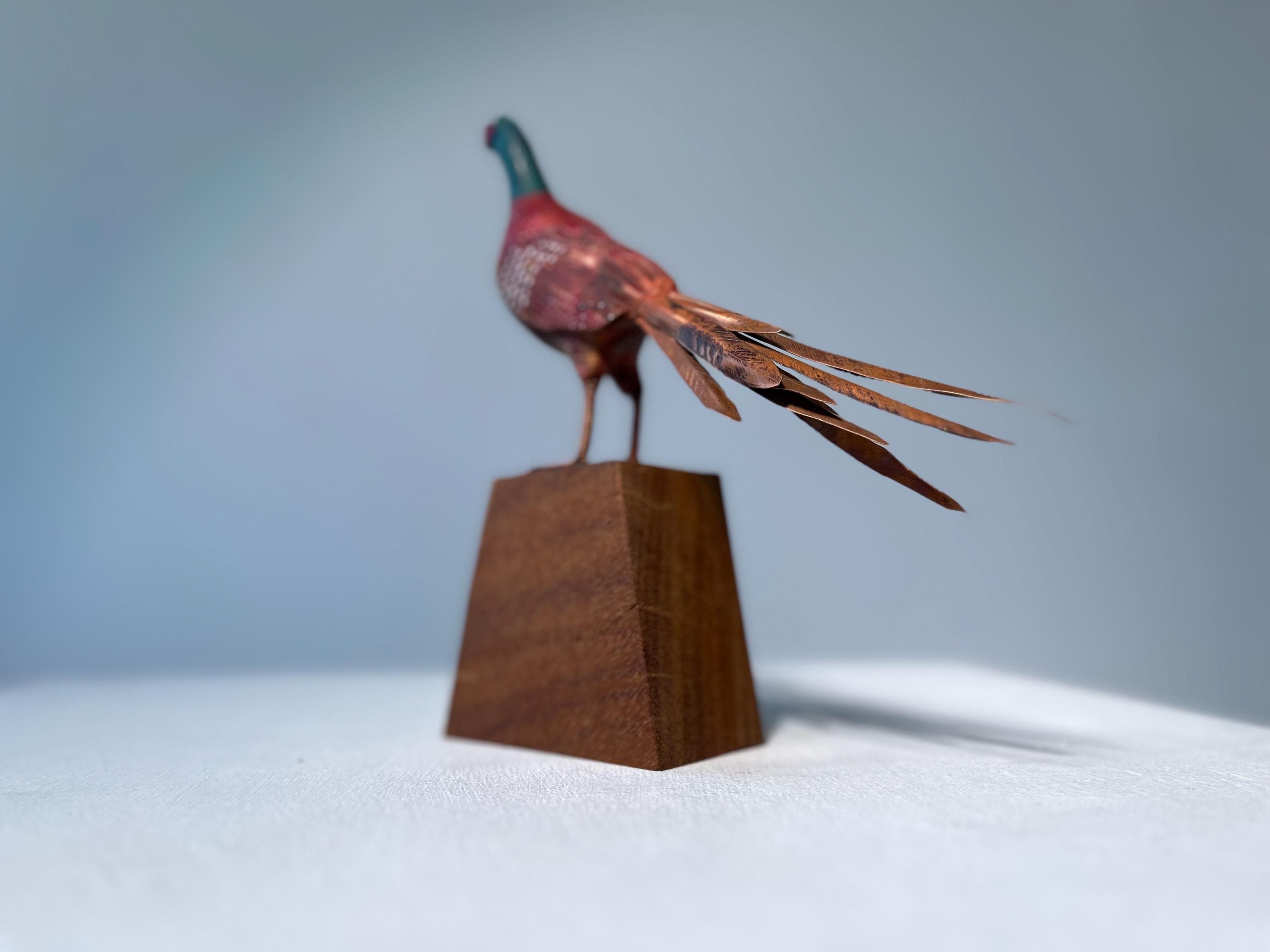 手彫りのキジの彫刻、精巧な鳥の置物、銅製の尾、野生動物のアート