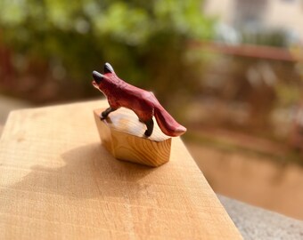手彫りのアカギツネの彫刻、木製の動物の置物、動物コレクション、動物