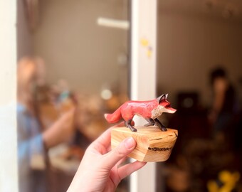 手彫りのアカギツネの彫刻、木製の動物の置物、動物コレクション、動物