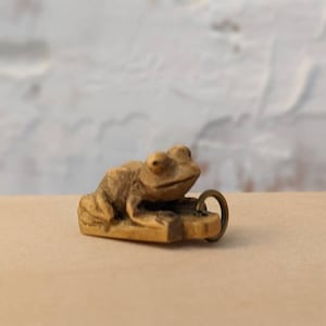 Frosch Anhänger, kleine Frosch Skulptur, Frosch Kunstwerk, handgefertigter Frosch, handgeschnitzte Anhänger, Holzanhänger, detaillierte Tiere, detaillierter Anhänger