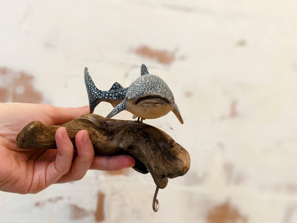 木製ジンベイザメの置物、野生動物の芸術彫刻、サメのコレクション
